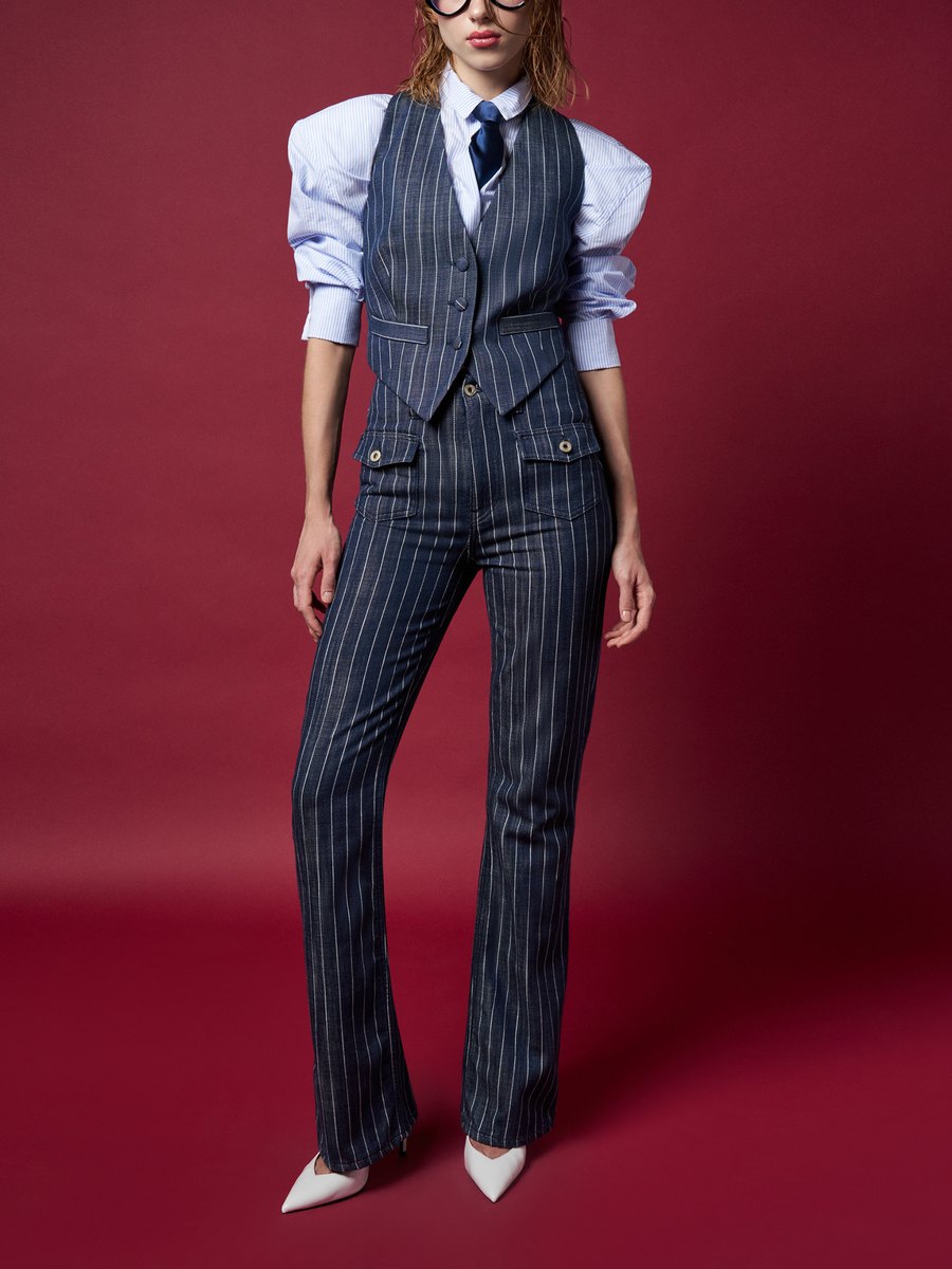 Pantaloni flare in gessato, indossato