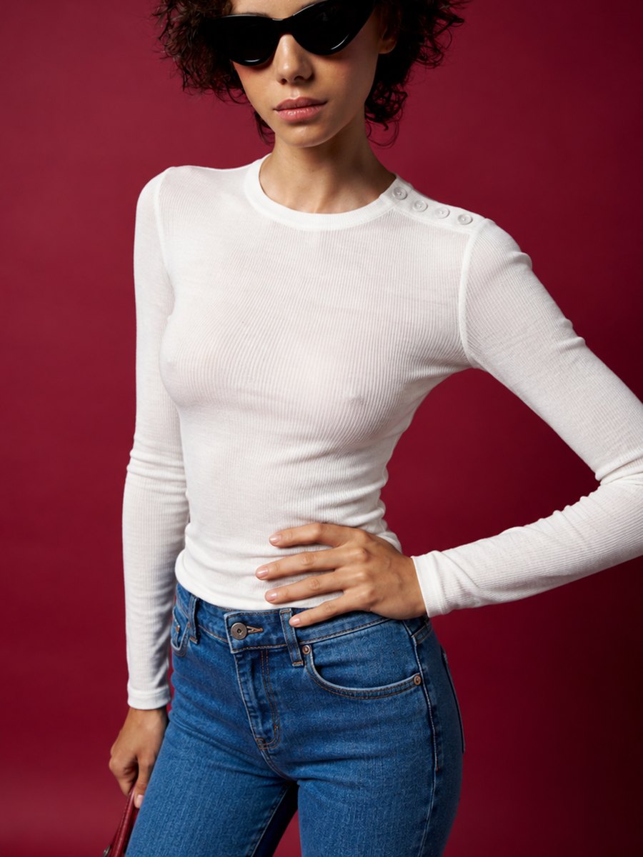 T-shirt slim in costina di viscosa, indossato